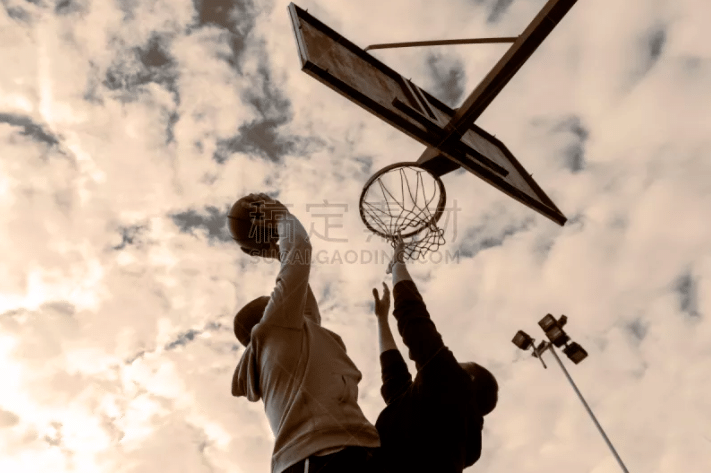 詹姆斯缺阵，东契奇神勇发挥仍不足惜，NBA湖人队四连胜挑战失败