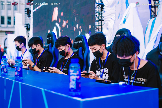 随着他的进 随着他的进